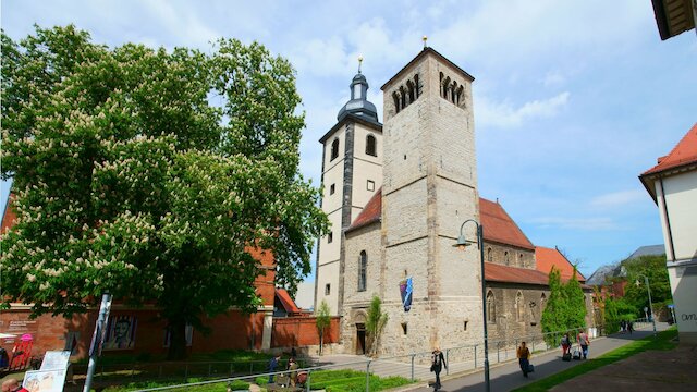 Evangelische Reglerkirche, Bahnhofsstraße, Außenansicht von Türmen und Kirschenschiff